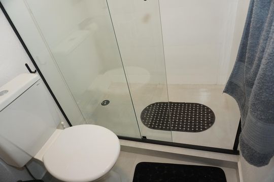 Banheiro de apartamento para alugar com 1 quarto, 30m² em Vila Maria Auxiliadora, Embu das Artes