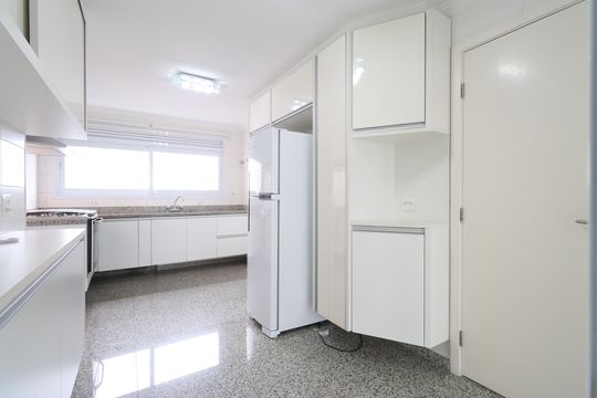 Cozinha  de apartamento à venda com 3 quartos, 186m² em Vila Hamburguesa, São Paulo