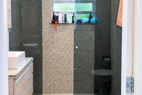 Banheiro de apartamento para alugar com 3 quartos, 95m² em Sampaio, Rio de Janeiro