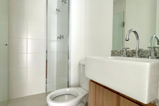 Banheiro de kitnet/studio à venda com 1 quarto, 26m² em Pinheiros, São Paulo