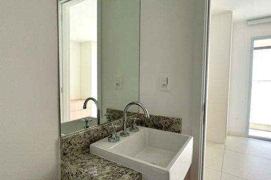 Banheiro de kitnet/studio à venda com 1 quarto, 26m² em Pinheiros, São Paulo