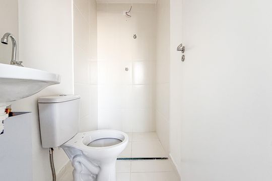 Banheiro de kitnet/studio para alugar com 1 quarto, 17m² em Jardim Jaragua (sao Domingos), São Paulo