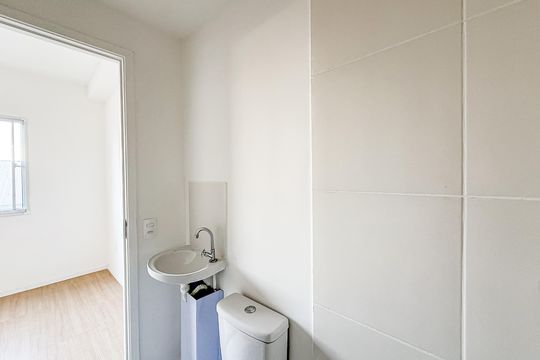 Banheiro de kitnet/studio para alugar com 1 quarto, 17m² em Jardim Jaragua (sao Domingos), São Paulo