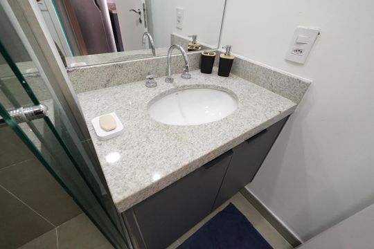 Banheiro de kitnet/studio para alugar com 1 quarto, 24m² em Liberdade, São Paulo