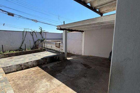 Área externa de casa à venda com 4 quartos, 208m² em Vila Castelo Branco, Campinas