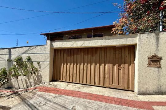 Fachada de casa à venda com 4 quartos, 360m² em Centro, Contagem
