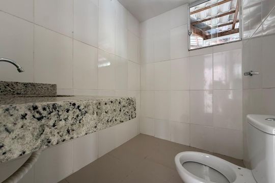 Banheiro da suíte de casa para alugar com 2 quartos, 80m² em Vila Cloris, Belo Horizonte