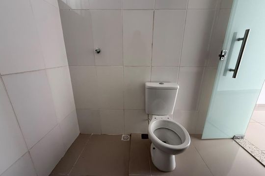 Banheiro da suíte de casa para alugar com 2 quartos, 80m² em Vila Cloris, Belo Horizonte
