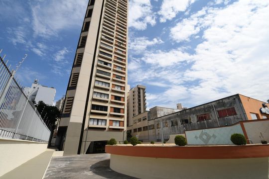 Fachada do bloco de apartamento para alugar com 2 quartos, 72m² em Centro, Campinas