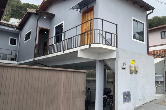 Fachada de casa para alugar com 1 quarto, 30m² em Forquilhinhas, São José