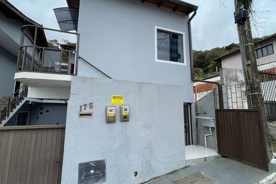 Fachada de casa para alugar com 1 quarto, 30m² em Forquilhinhas, São José