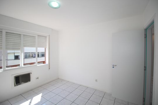 Quarto 1 de apartamento para alugar com 1 quarto, 46m² em Vila Ipiranga, Porto Alegre