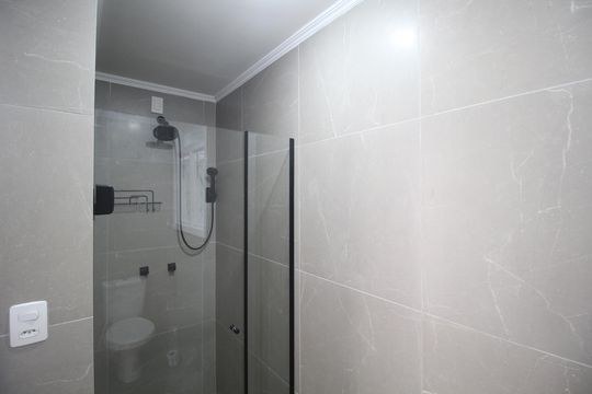 Banheiro de apartamento para alugar com 1 quarto, 46m² em Vila Ipiranga, Porto Alegre