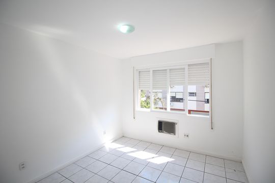 Quarto 1 de apartamento para alugar com 1 quarto, 46m² em Vila Ipiranga, Porto Alegre