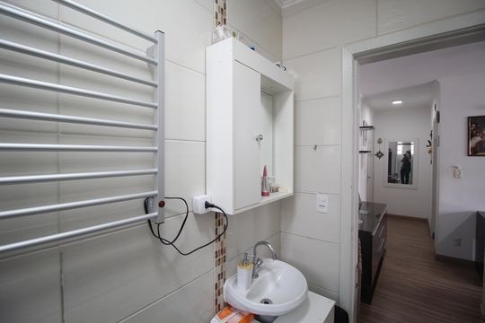 Banheiro de apartamento à venda com 1 quarto, 31m² em Passo D’areia, Porto Alegre