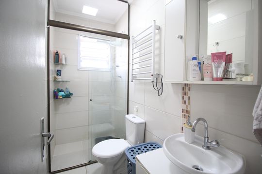 Banheiro de apartamento à venda com 1 quarto, 31m² em Passo D’areia, Porto Alegre