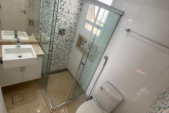 Banheiro da suíte de apartamento à venda com 2 quartos, 60m² em Vila Pires, Santo André
