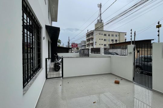 Varanda de kitnet/studio para alugar com 1 quarto, 55m² em Jardim Eldorado, Palhoça