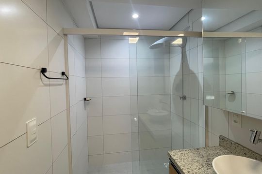 Banheiro de kitnet/studio para alugar com 1 quarto, 55m² em Jardim Eldorado, Palhoça