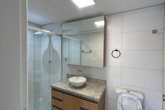 Banheiro de kitnet/studio para alugar com 1 quarto, 55m² em Jardim Eldorado, Palhoça