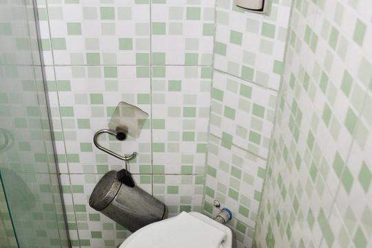 Detalhe - Banheiro Social de casa para alugar com 1 quarto, 60m² em Jardim Mangalot, São Paulo