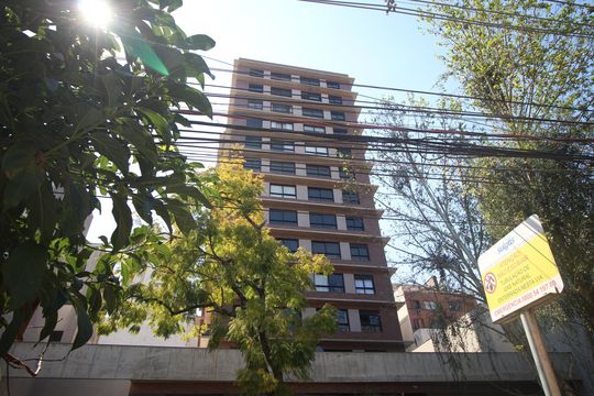 Fachada de apartamento para alugar com 0 quarto, 45m² em Petrópolis, Porto Alegre
