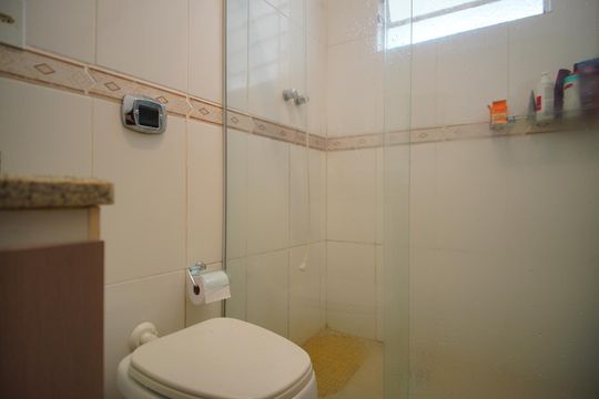 Banheiro Corredor de apartamento para alugar com 1 quarto, 45m² em Vila Ipiranga, Porto Alegre