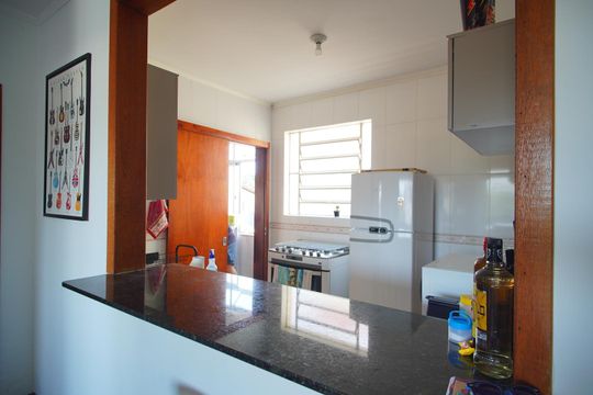 Cozinha de apartamento para alugar com 1 quarto, 45m² em Vila Ipiranga, Porto Alegre