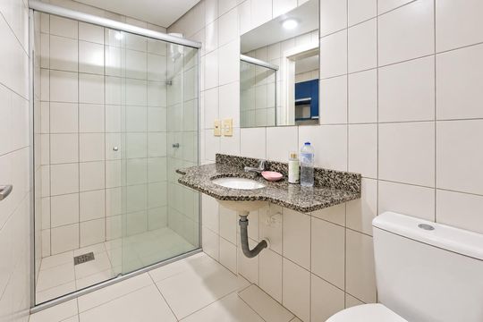 Banheiro social de kitnet/studio para alugar com 1 quarto, 27m² em Centro Histórico, Porto Alegre