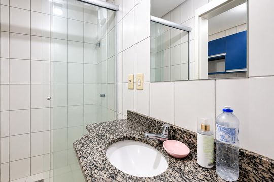 Banheiro social de kitnet/studio para alugar com 1 quarto, 27m² em Centro Histórico, Porto Alegre