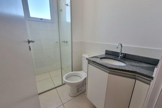 Banheiro social de apartamento à venda com 3 quartos, 66m² em Jk, Contagem