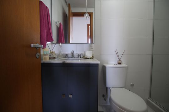 Banheiro de apartamento à venda com 2 quartos, 62m² em Santa Maria Goretti, Porto Alegre