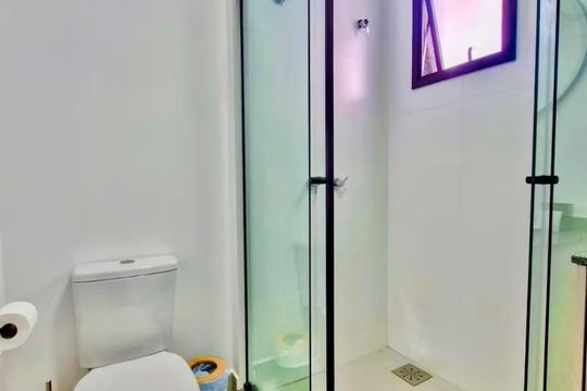 Banheiro de apartamento para alugar com 1 quarto, 21m² em Centro, Curitiba