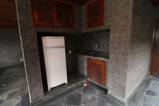 Garagem de casa para alugar com 4 quartos, 420m² em Jardim Guanabara, Rio de Janeiro