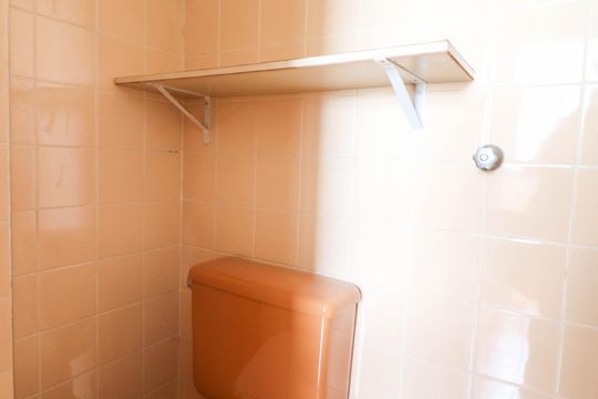 Banheiro de serviço de apartamento para alugar com 2 quartos, 65m² em Vila Aeroporto, São Paulo