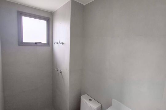 Banheiro social de apartamento à venda com 2 quartos, 57m² em Botafogo, Campinas