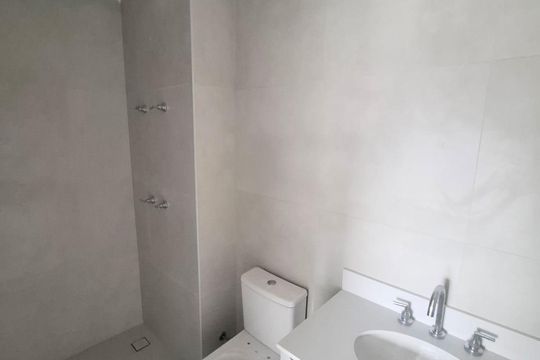 Banheiro da suíte de apartamento à venda com 2 quartos, 57m² em Botafogo, Campinas
