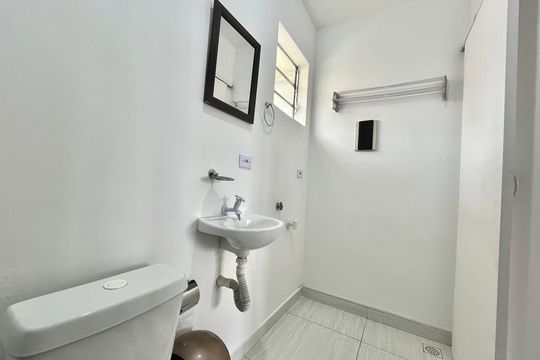 Banheiro de kitnet/studio para alugar com 1 quarto, 40m² em Jardim Oriental, São Paulo
