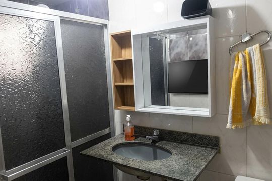 Banheiro de apartamento à venda com 3 quartos, 59m² em Taquara, Rio de Janeiro