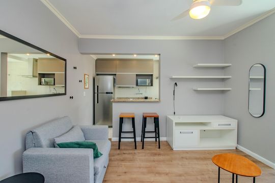 Sala de apartamento para alugar com 1 quarto, 49m² em Auxiliadora, Porto Alegre