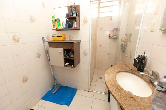 Banheiro de apartamento à venda com 1 quarto, 67m² em  Bosque., Campinas