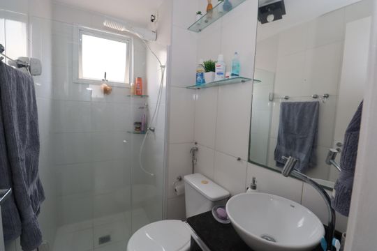 Banheiro de apartamento para alugar com 2 quartos, 47m² em Jardim das Margaridas, Salvador