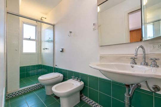 Suíte Banheiro de apartamento para alugar com 3 quartos, 110m² em Petrópolis, Porto Alegre
