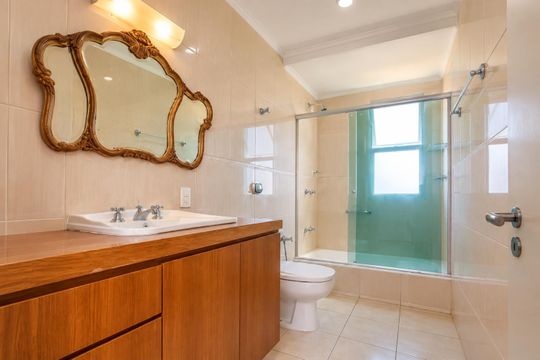 Banheiro de apartamento para alugar com 3 quartos, 110m² em Petrópolis, Porto Alegre