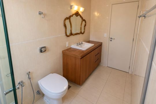 Banheiro de apartamento para alugar com 3 quartos, 110m² em Petrópolis, Porto Alegre