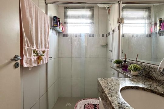 Banheiro de apartamento à venda com 2 quartos, 45m² em Loteamento Parque São Martinho, Campinas