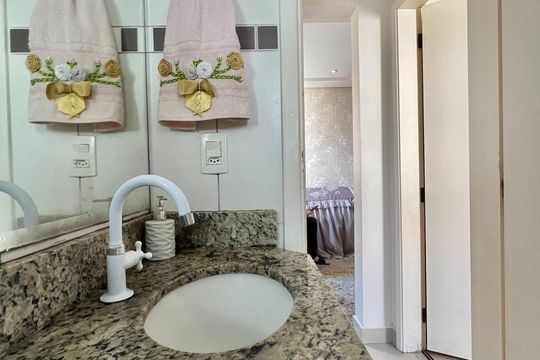 Banheiro de apartamento à venda com 2 quartos, 45m² em Loteamento Parque São Martinho, Campinas