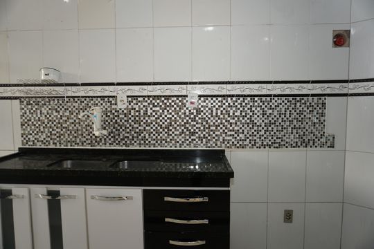Cozinha de casa de condomínio para alugar com 2 quartos, 60m² em Jardim Casa Branca, Embu das Artes
