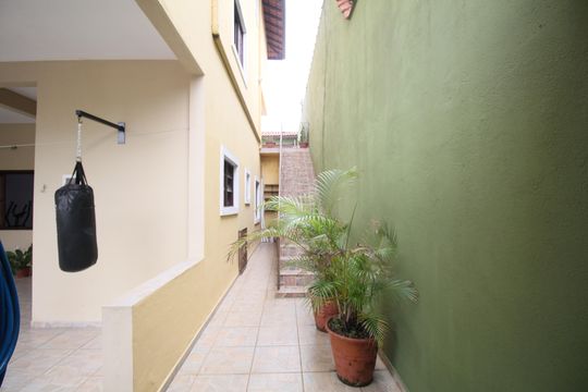Escada para Garagem de casa para alugar com 5 quartos, 250m² em Jardim Helga, São Paulo