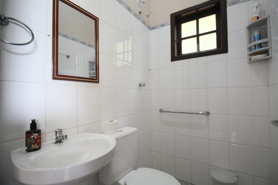Subsolo - Banheiro de casa para alugar com 5 quartos, 250m² em Jardim Helga, São Paulo